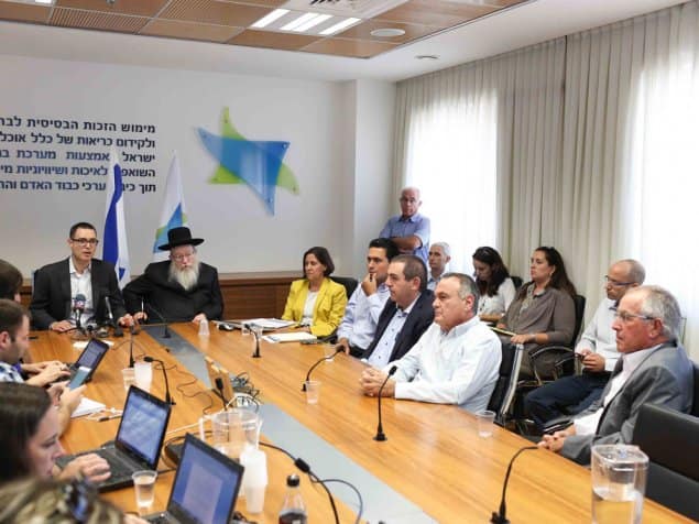 יעקב ליצמן ומנכל משרד הבריאות בהשקת התוכנית לקיצור התורים לבדיקות MRI, ספטמבר 2015