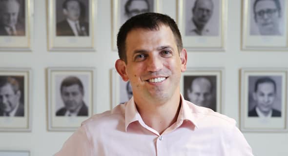 שאול מרידור (צילום: אלכס קולמויסקי). ברקע, ראשי אגף התקציבים לדורותיהם